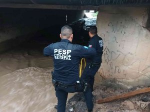 Meksika’daki Selde Köprü Altında Mahsur Kalan Adam Kurtarıldı