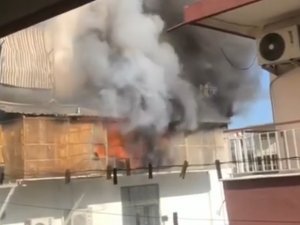 Alev Alan Jenaratörün Dumanı Binayı Sardı, Vatandaşlar Panikle Binadan Böyle Kaçtı