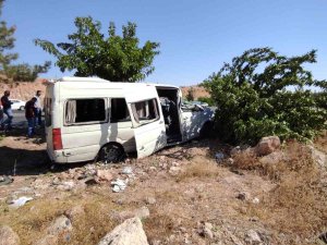 İ̇şçi Servisi Yoldan Çıkarak Ağaca Çarptı: 15 Yaralı