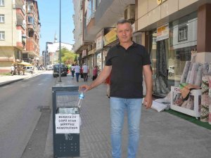 Çöp Kovasına Öyle Bir Yazı Yazdı Ki, Mahalleli Çöp Atmayı Bıraktı