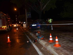 Antalya’da Ağaca Çarpan Otomobil Yandı Sürücü Hayatını Kaybetti