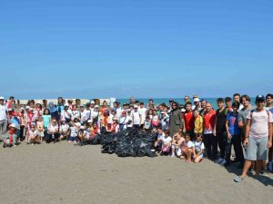 Temiz Bir Çevre İçin Sahile İndiler 1,5 Ton Çöp Topladılar