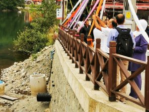 Uzungöl Kenarına Dökülen Moloz Yığını Kötü Görüntü Oluşturuyor