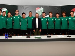 Bursaspor 13 Futbolcu İle Profesyonel Sözleşme İmzaladı