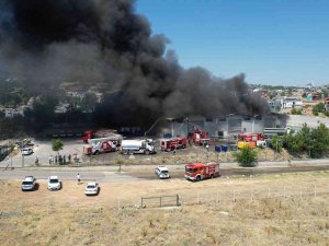 Lojistik Deposundaki Yangın Havadan Görüntülendi