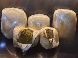 Bismil’de Narkotik Uygulamasında 5.5 Kilogram Esrar Yakalandı