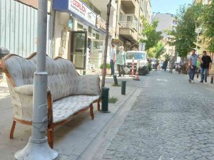 Çalınmasın Diye Sokakta Bulunan Koltuğu Direğe Bağladılar