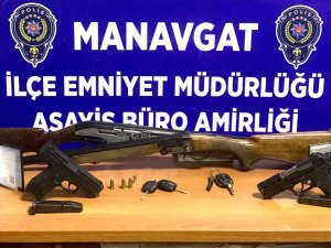 Polisin Arama Yaptığı İkamette Ruhsatsız Tabanca Ve Tüfek Ele Geçirildi