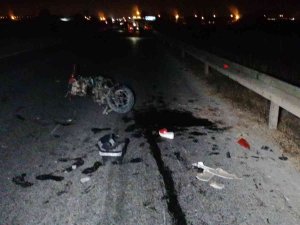 Motosikletler Çarpıştı, Yoldan Geçen Motosiklet Ehliyetli Otomobil Sürücüsü Yere Savrulan Yaralılara Çarptı: 1 Ölü