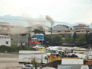 Fabrika Bacasından Dumanlar Yükseldi, Tedirgin Olan Vatandaşlar İsyan Etti