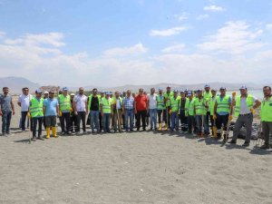 Van Gölü Sahilinde Tonlarca Çöp Toplandı