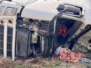 İ̇ran Plakalı Tır Kontrolden Çıktı: 1 Ölü