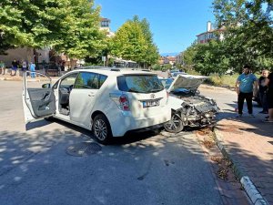 Karabük’te İki Otomobil Çarpıştı: 4 Yaralı