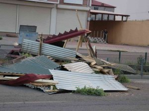 Iğdır’da Etkili Olan Fırtına Çatıları Uçurdu, Araçlara Zarar Verdi