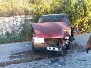 İ̇ş Makinesi İle Otomobil Çarpıştı: 1 Yaralı