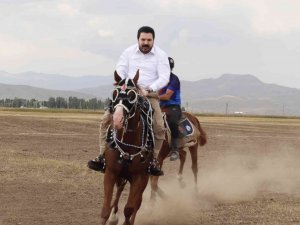 Ağrı’da Mahalli At Yarışları Ve At Şenliği Renkli Görüntülere Sahne Oldu