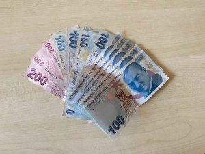 Bankta Uyuyan Vatandaşın Parasını Çalan Şüpheli Gözaltına Alındı