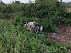 Cenazeye Yolunda Otomobil Şarampole Yuvarlandı: 2 Yaralı