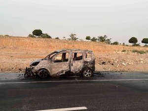 Seyir Halindeki Hafif Ticari Araç Alev Alev Yandı