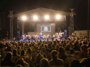 Başakşehir Millet Bahçesi’nden Unutulmaz Filmlerin Müzikleri Yükseldi