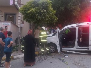 Freni Boşalan Hafif Ticari Araç Evin Duvarına Çarptı