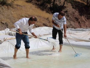 Batman’da 4 Asırdır Dede Mesleği Yapan Köylüler, Haftada 150 Ton Tuz Çıkartıyor