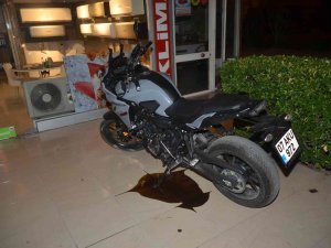 Antalya’da Motosiklet Refüje Çarptı: 2 Yaralı