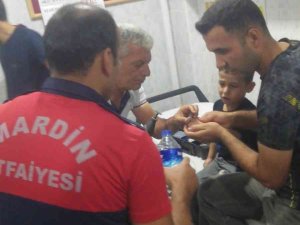 Parmağı Demir Kapağa Sıkışan Çocuk Gözyaşları Arasında Kurtarıldı