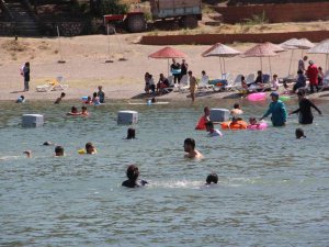 Sıcaktan Bunalanlar Hazar Gölü’ne Akın Etti, Plajlar Ege Ve Akdeniz’i Aratmadı