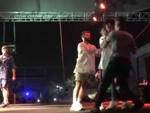 Konserde Yumruklar Havada Uçuştu
