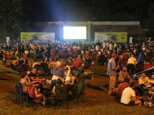 Ünlü Yönetmen Ezel Akay: "Söylenen, Anlatılmak İstenen Her Şey Anlaşılır Oluyor Bu Eğlence Ve Haz Sayesinde"