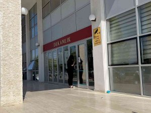 Geç Kaldığı Sınava Girebilmek İçin Kapıyı Zorladı, Camlara Vurdu