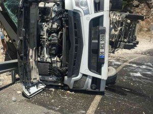 Devrilen Çimento Yüklü Tırdaki Yangın Söndürüldü