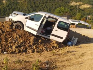 Yoldan Çıkan Hafif Ticari Araç Toprak Yığınına Çarptı: 5 Yaralı