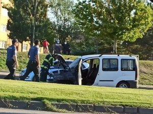 Trafik Işıklarında Bekleyen Araç Alevlere Teslim Oldu