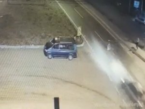 Yolun Karşısına Geçmek İsterken Canından Oldu, Kaza Kameraya Yansıdı