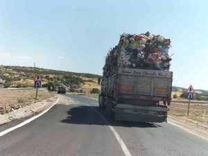 Plastik Hurda Taşıyan Kamyon Trafiği Tehlikeye Soktu
