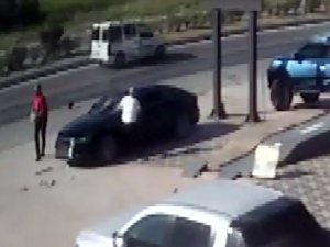 Hatay’da Yol Verme Tartışmasından Sonra Otomobile Taşla Saldırdılar