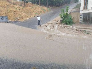 Yazın Ortasında Şiddetli Yağış: Sokaklar Dereye Dönüştü