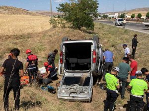 Hafif Ticari Araç Şarampole Uçtu: 7 Yaralı