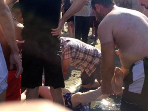 Denizde Boğulma Tehlikesi Geçiren Genç Hastanelik Oldu