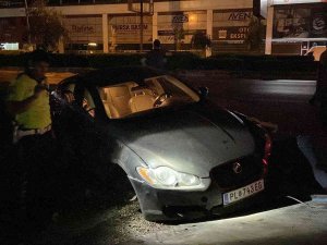 Alkollü Sürücü 3 Milyon Tl’lik Aracıyla Direğe Çarptı: 1 Yaralı