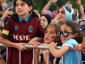 Trabzonsporlu Taraftarlar Meşalelerle Geceyi Aydınlattı