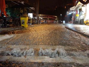 Edirne’yi Yaz Ortasında Sel Vurdu: Ev Ve İş Yerlerini Su Bastı, Yollar Göle Döndü