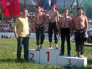 Belediye Güreşçileri, Kürsüyü Parselledi