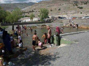 Sıcaktan Bunalan Çocuklar Havuzda Serinledi