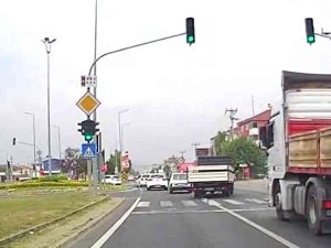 Kamyoneti Otomobil Gibi Kullanan Sürücü Yürekleri Ağıza Getirdi