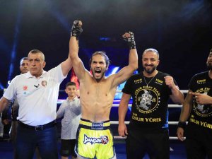 Kurtlar Vadisi Müziğiyle Çıktığı Ringde Önce Salonu, Sonra Rakibini Yıktı