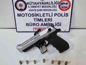 Kütahya’da Bir Şahsın Üzerinde Ruhsatsız Tabanca Ele Geçirildi