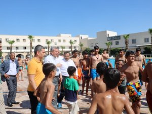 Şanlıurfa’da Binlerce Kişi Belediye Havuzlarında Serinliyor